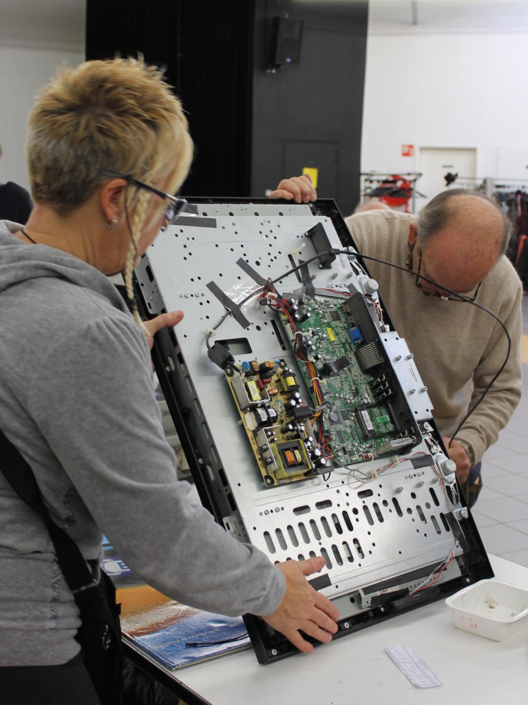 Démontage et réparation d'un écran plat