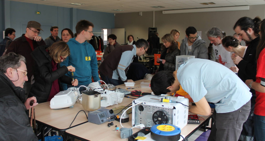 beaucoup-de-visiteurs-pour-le-repair-cafe