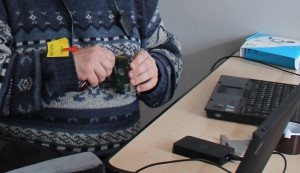 Laurent connecte un disque dur en USB.