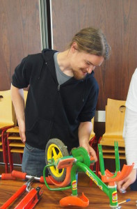 Vivien répare un vélo d'enfant